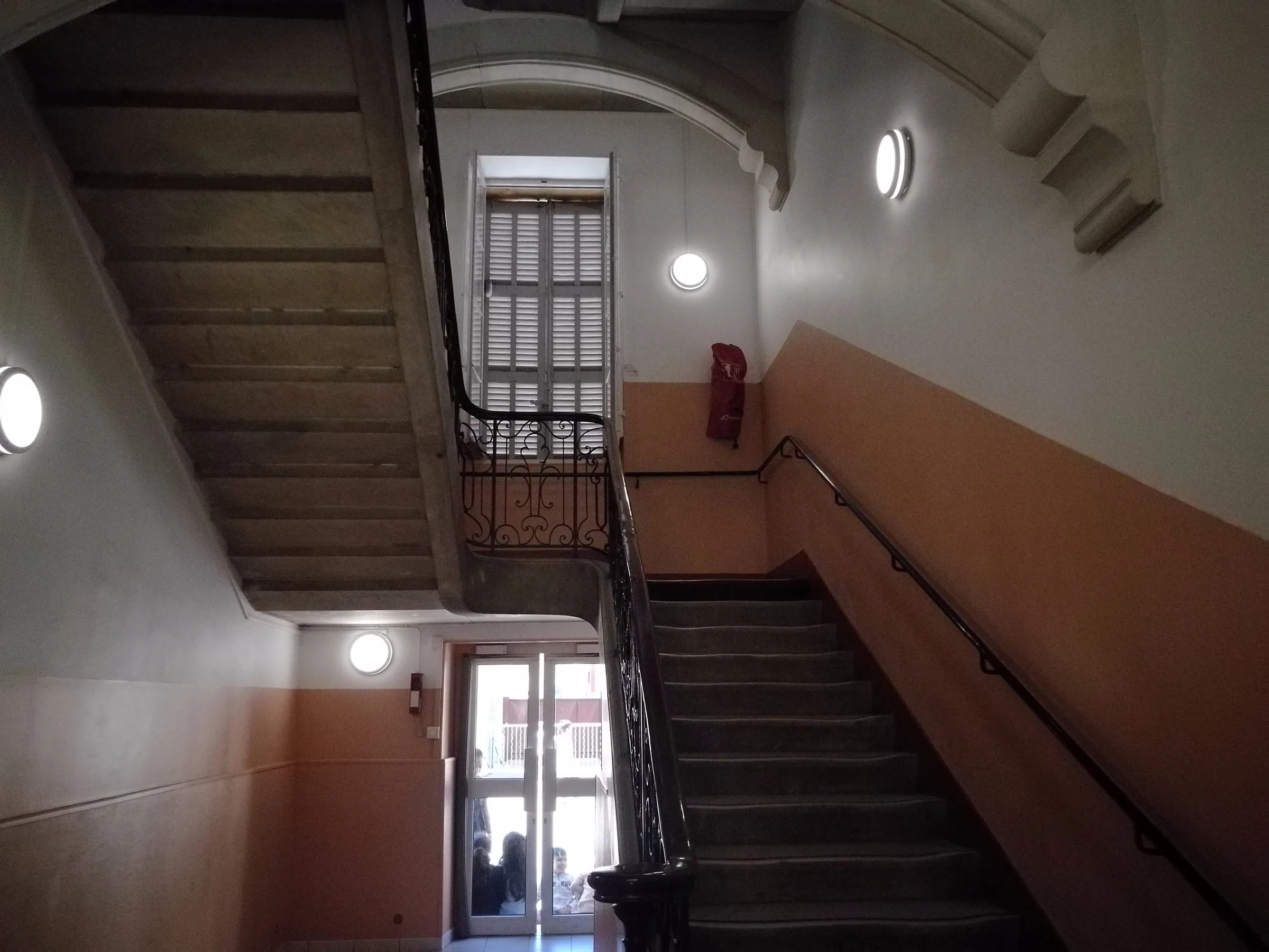 Hublot LED à détection — réalisation IM Électricien à Cage d’escalier · Marseille