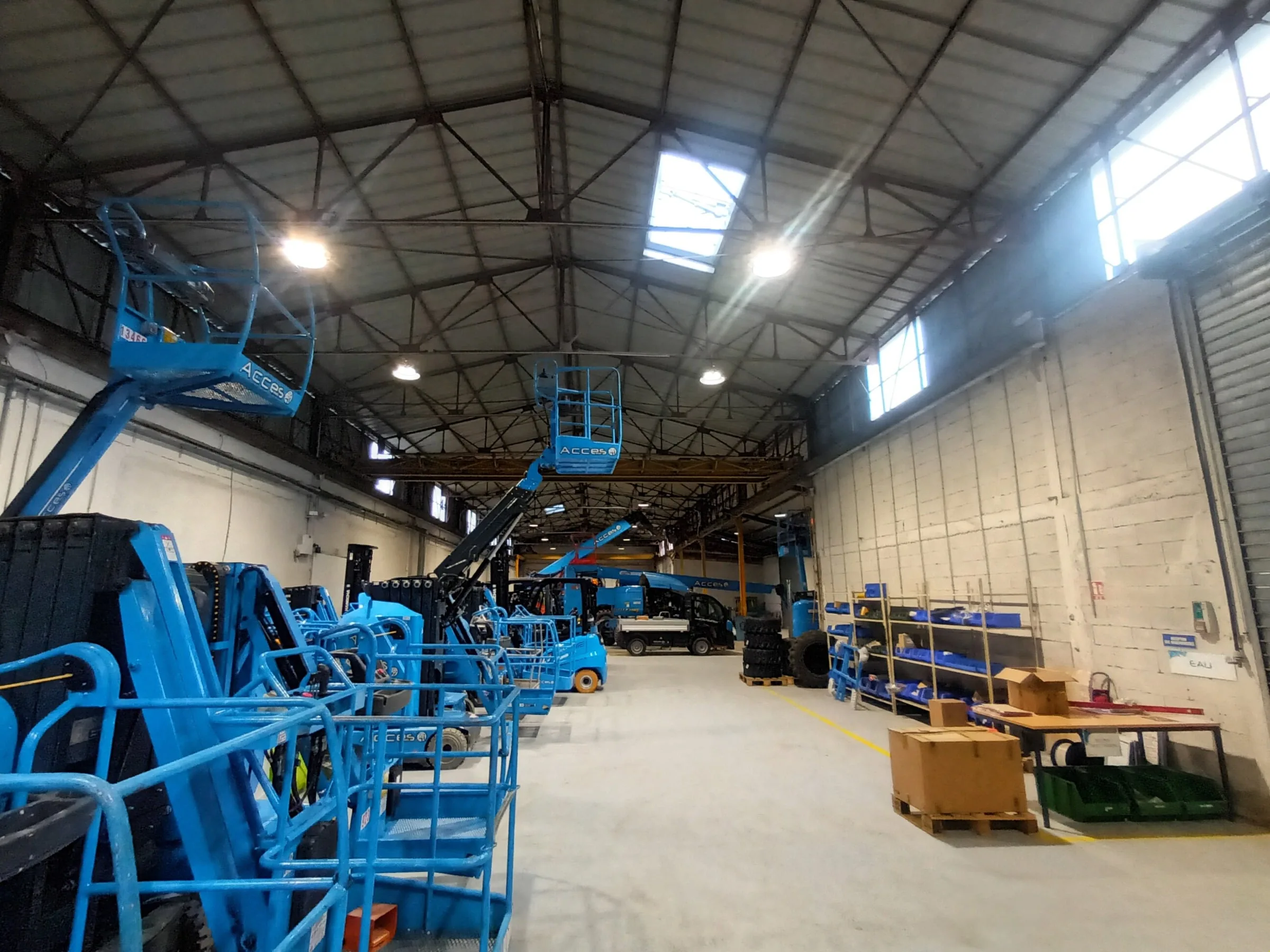Relamping LED d’un dépôt industriel — réalisation IM Électricien à Site Acces Inds · Vitrolles